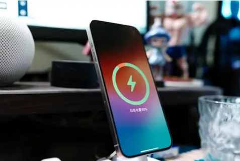 青冈苹果15换屏服务分享用什么充电器给iPhone15充电更好 